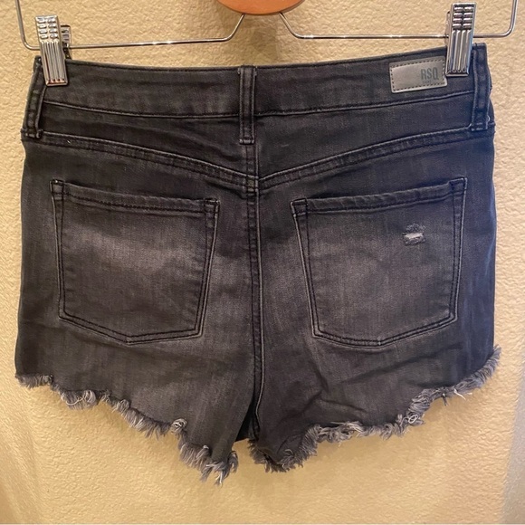 RSQ Women Gray Vintage High Rise Rip Raw Hem Buttoned Fly Jean Shorts Size 26 - Picture 4 of 8